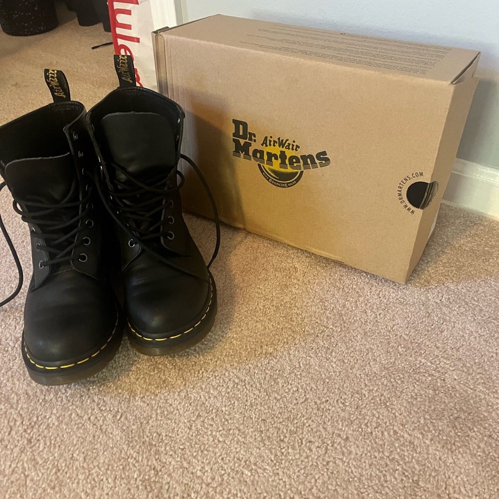 Extremely Lightly worn DR MARTENS SIZE 9